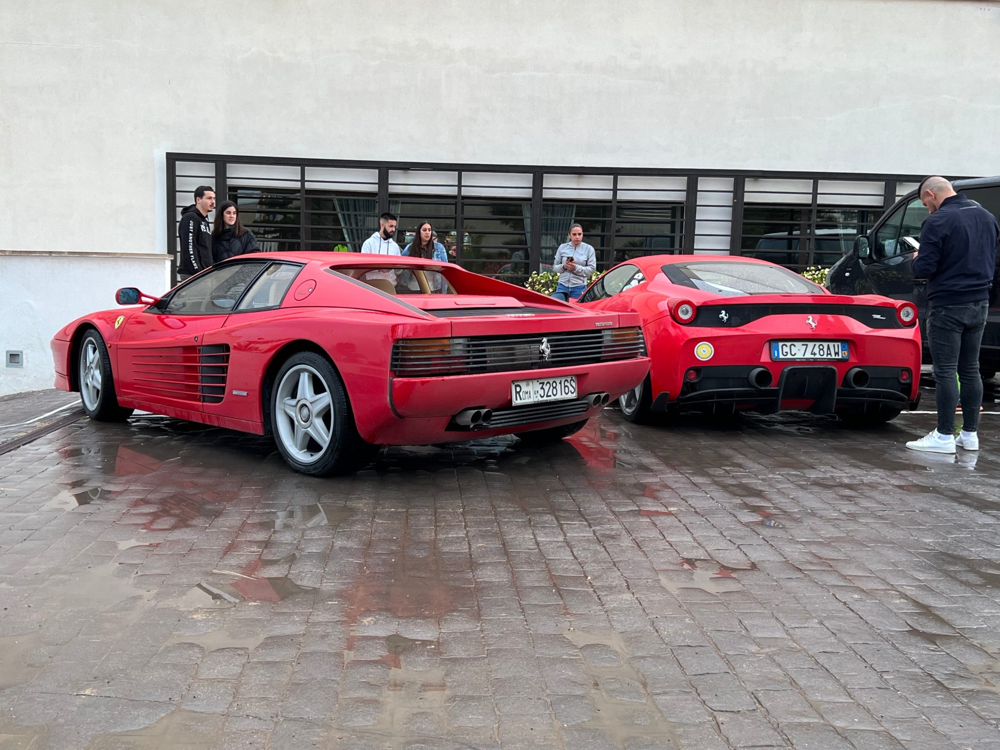 Ferrari 458 y Ferrari Testarossa