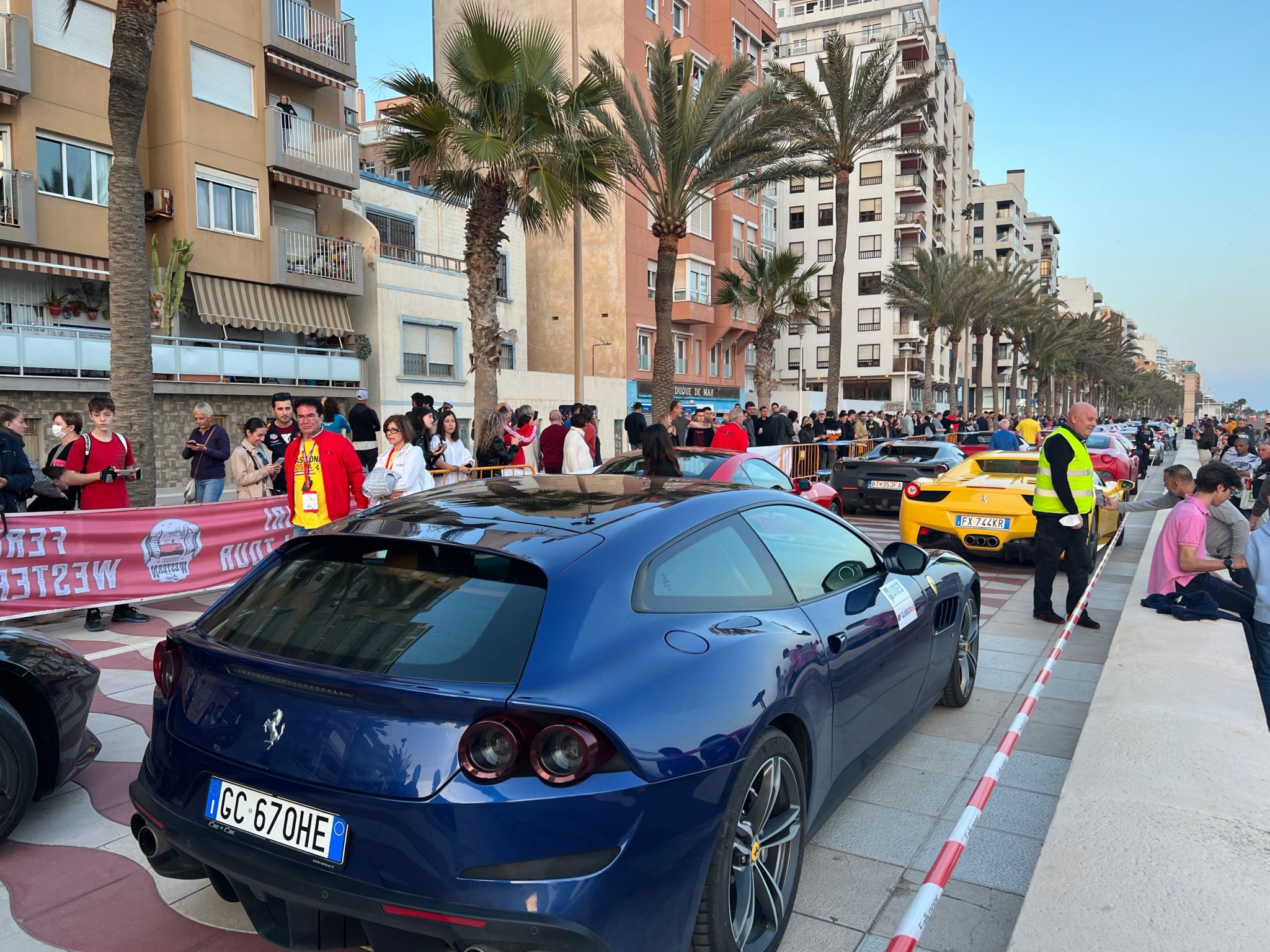 Exposición en el Paseo Marítimo de Almería Ferrari Western Tour 2022 