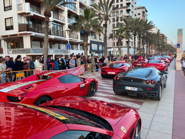 Exposición en el Paseo Marítimo de Almería Ferrari Western Tour 2022