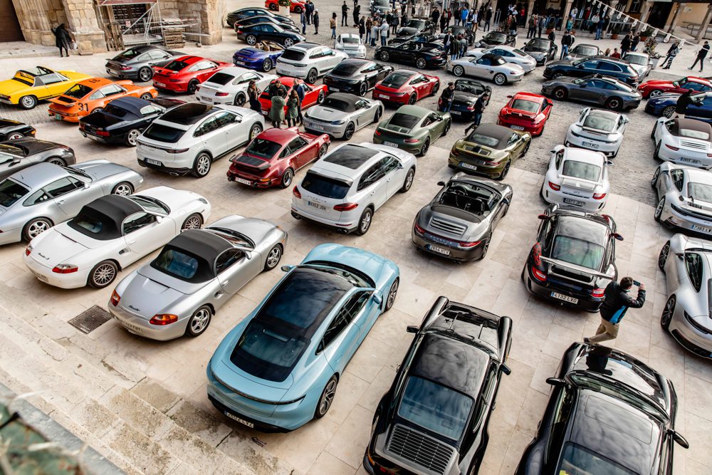 Parking Porsche en la Plaza Mayor Torrelavega