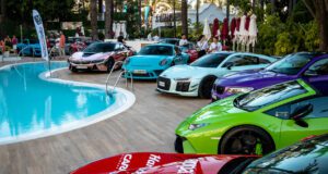 Time To Shine de Marbella Motorsports en la piscina del Hotel Hard Rock Hotel