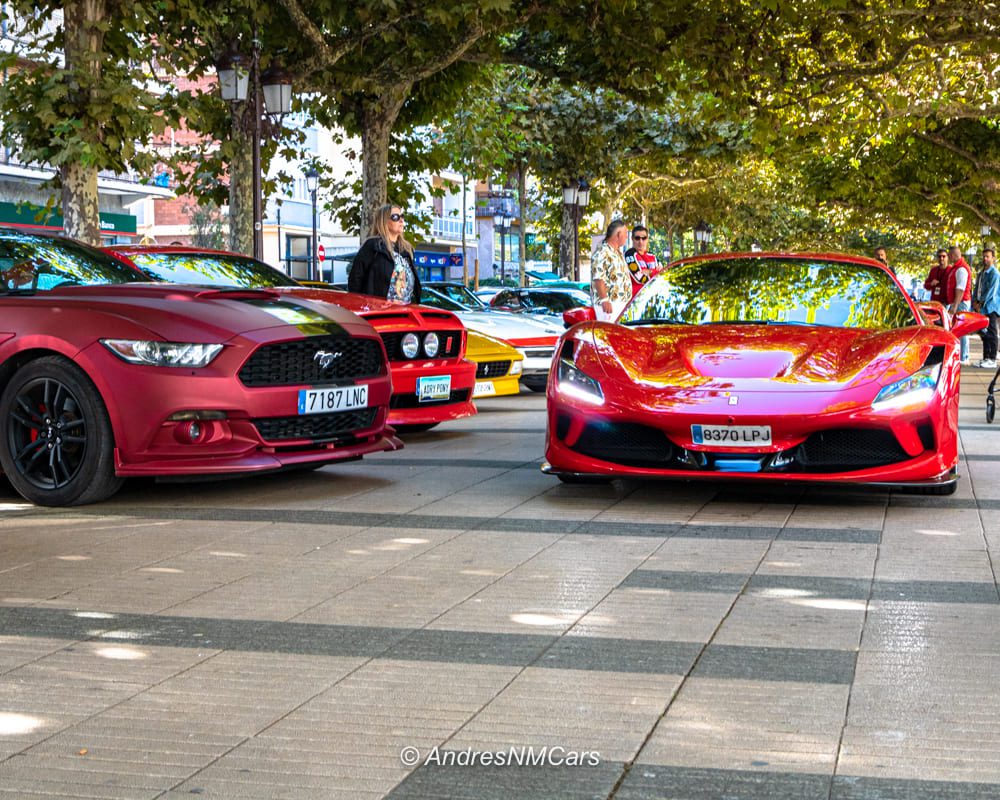 Ford Mustang y Ferrari F8 Tributo