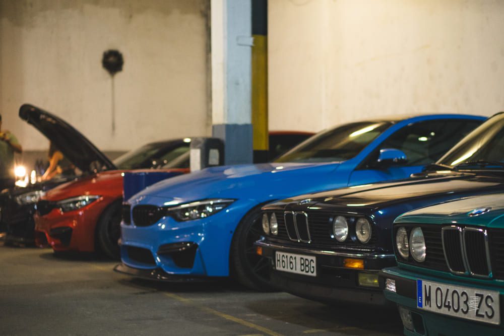 Parking BMW con dos BMW M4 y dos BMW E30