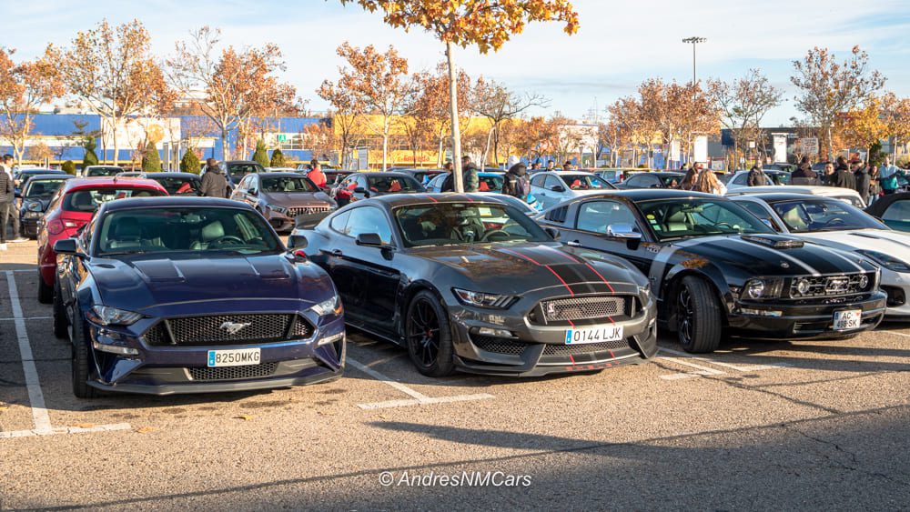 Parking Ford Mustang en el evento Roadstr Breakfast Madrid