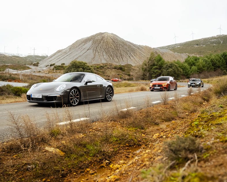 Porsche 911 y Mercedes A45 AMG de ruta de montaña por pueblos de Ávila con Roadstr fotografiados por @byplas_