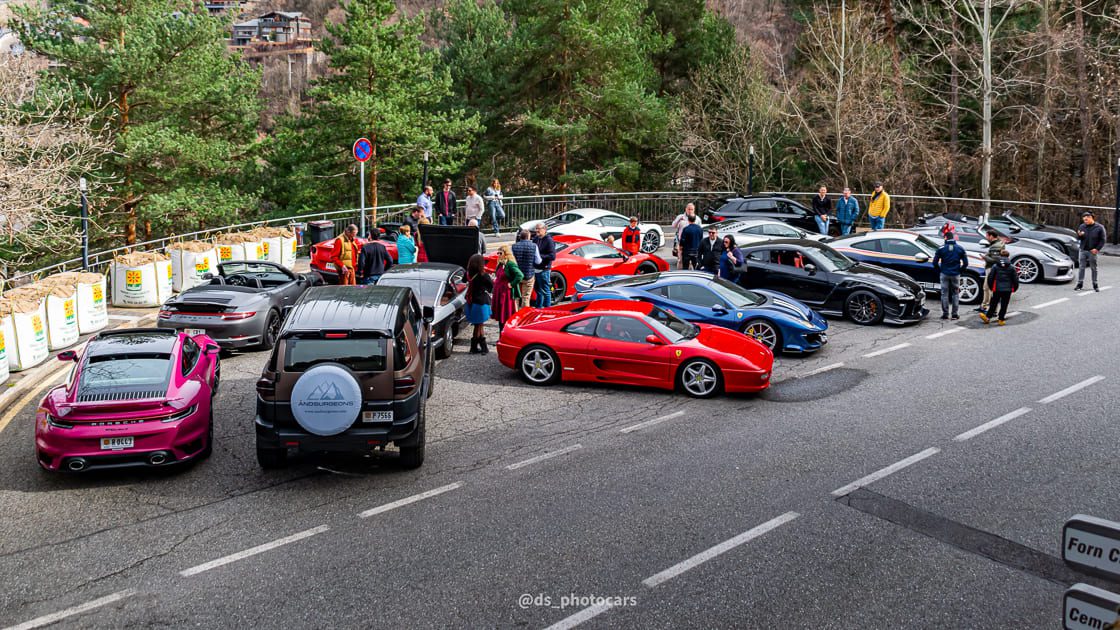 Parada de Cars and Coffe Andorra organizado por The Supercar Tour
