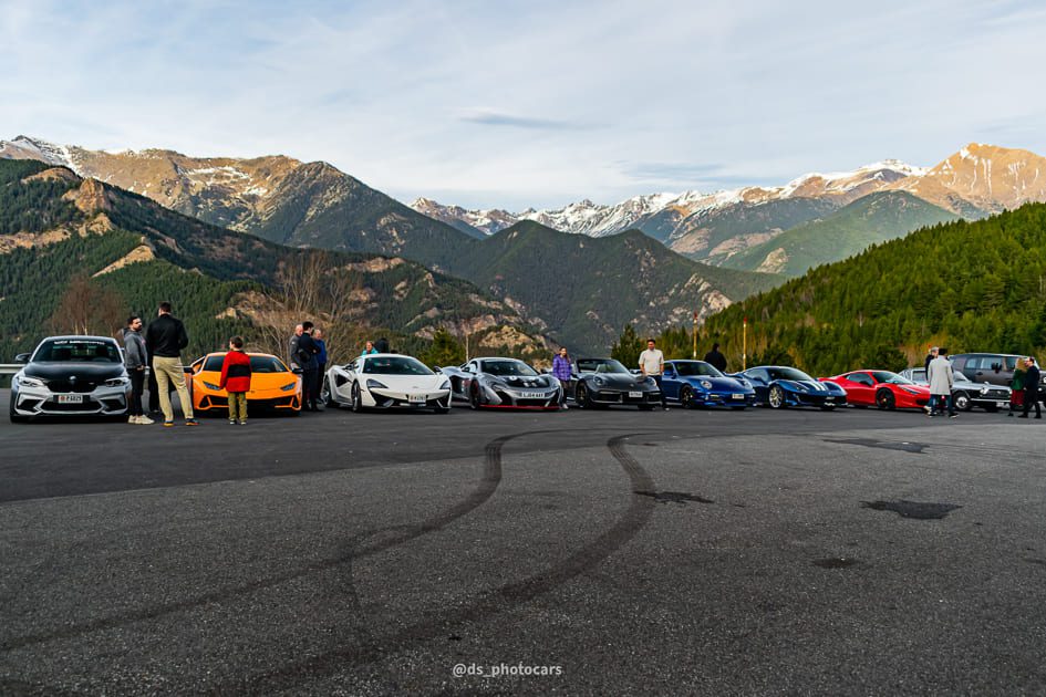 Parking de Supercoches en Cars and Coffe Andorra organizado por The Supercar Tour