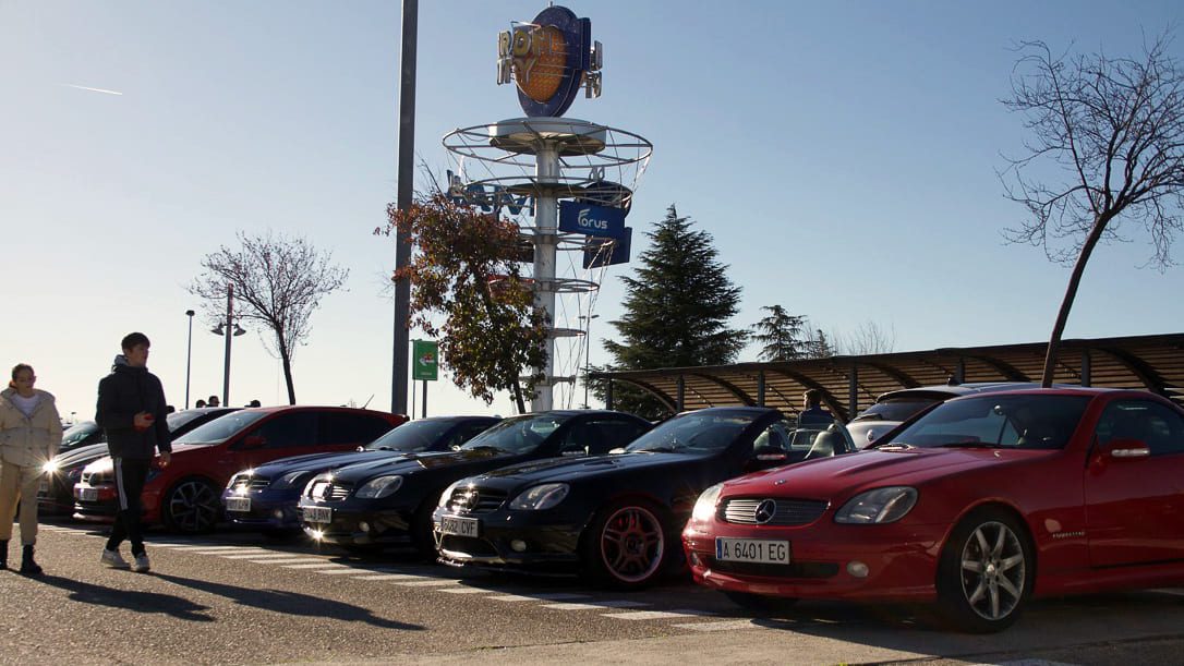 Parking de varios Mercedes-Benz SLK en Heron City las Rozas