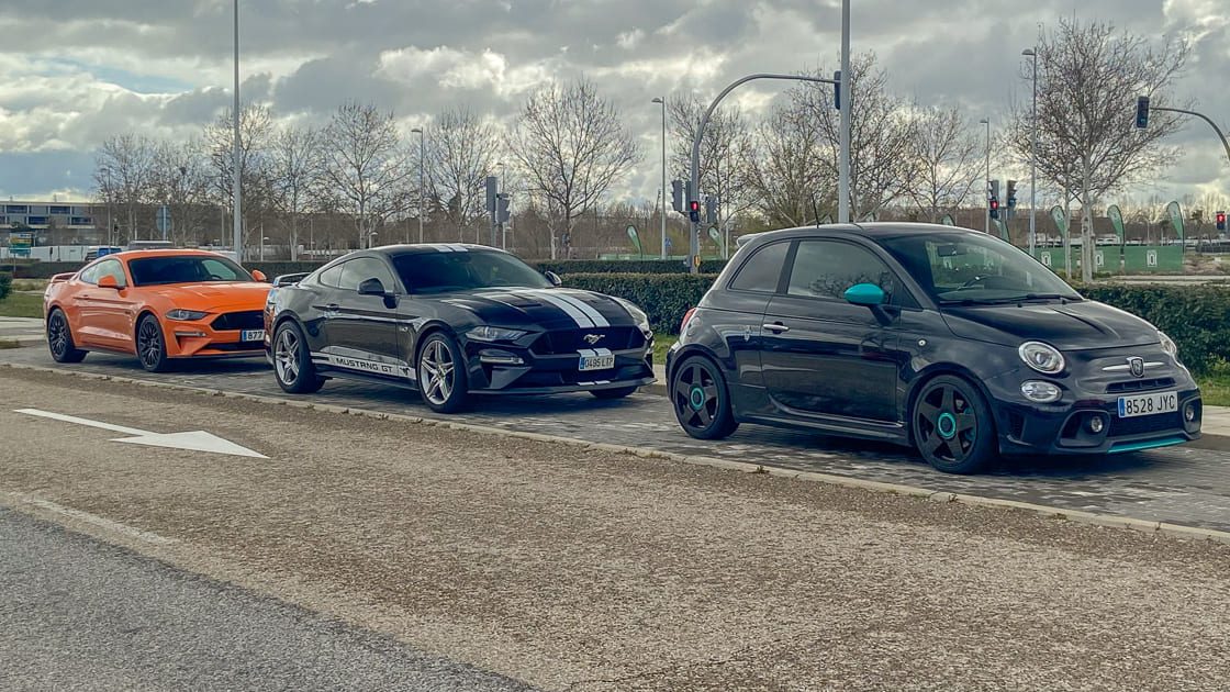 Ford Mustang y Abarth 595