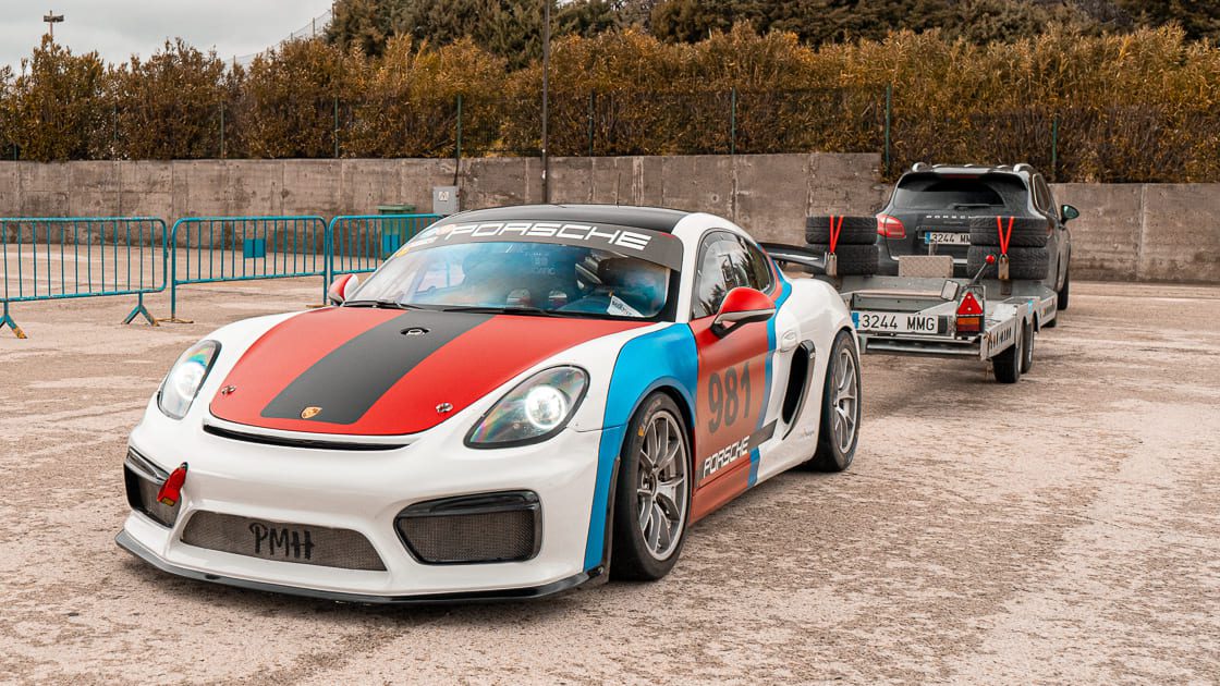 Porsche de Competición en la presentación temporada 2024 de 8000vueltas en el Circuito del Jarama