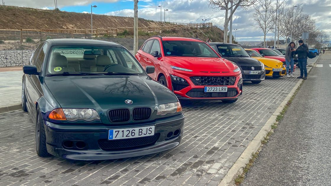 BMW Serie 3 y Hyundai Kona N en el evento Exclusive Motor Organization en Valdebebas, Madrid