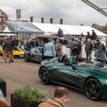 Aston Martin Speedster y One77 en el desfile de Aston Martin Valkyrie en el segundo día de Salon Privé 2024 en Londres