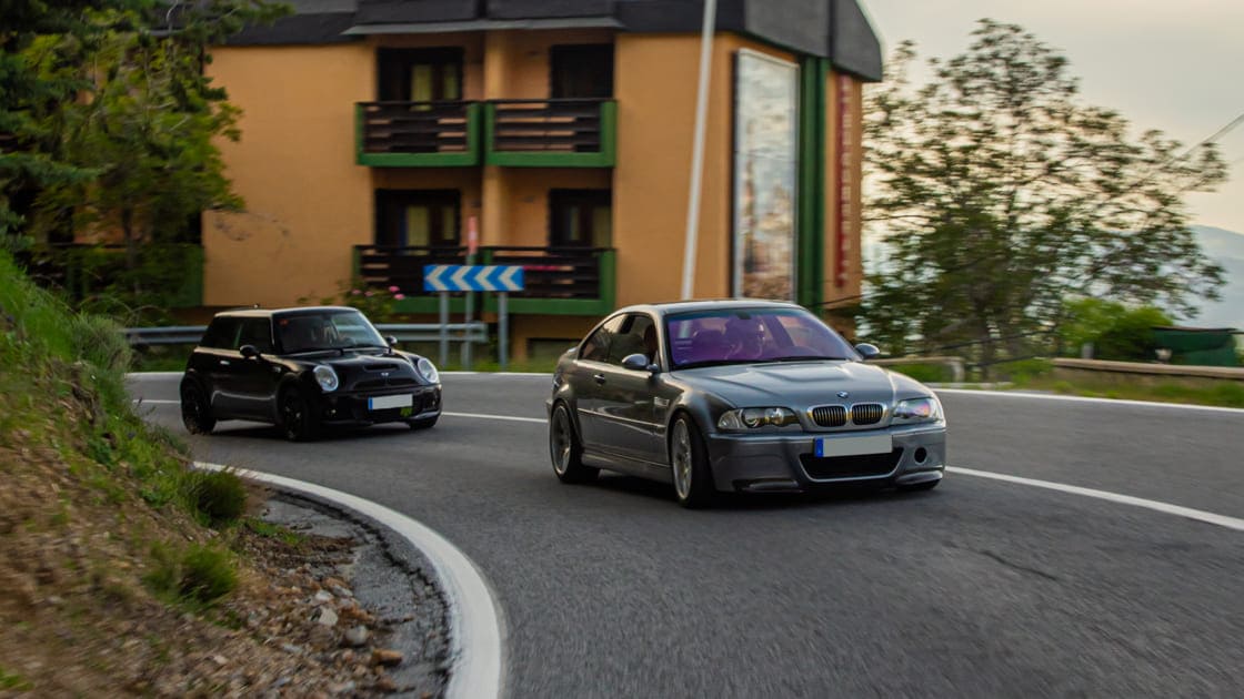 BMW M3 y Mini Cooper en la carretera de Sierra Nevada | Foto de @fraanrm__