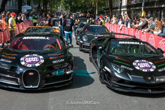 Bugatti Chiron y Lamborghini Aventador SVJ en la salida del Rally Modball 2024 en Londres