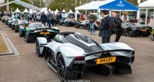 Desfile de Aston Martin Valkyrie en Salon Privé 2024