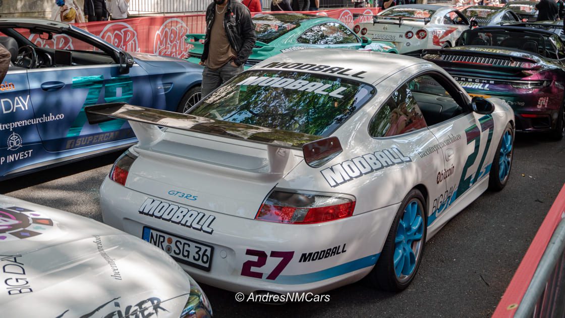 Porsche GT3 RS en la salida del Rally Modball 2024 en Londres