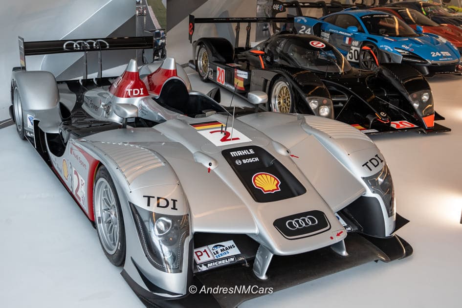 Audi R15 TDI y Epsilon Euskadi EE1 en la exposición De la Pista al Asfalto de Mobility City