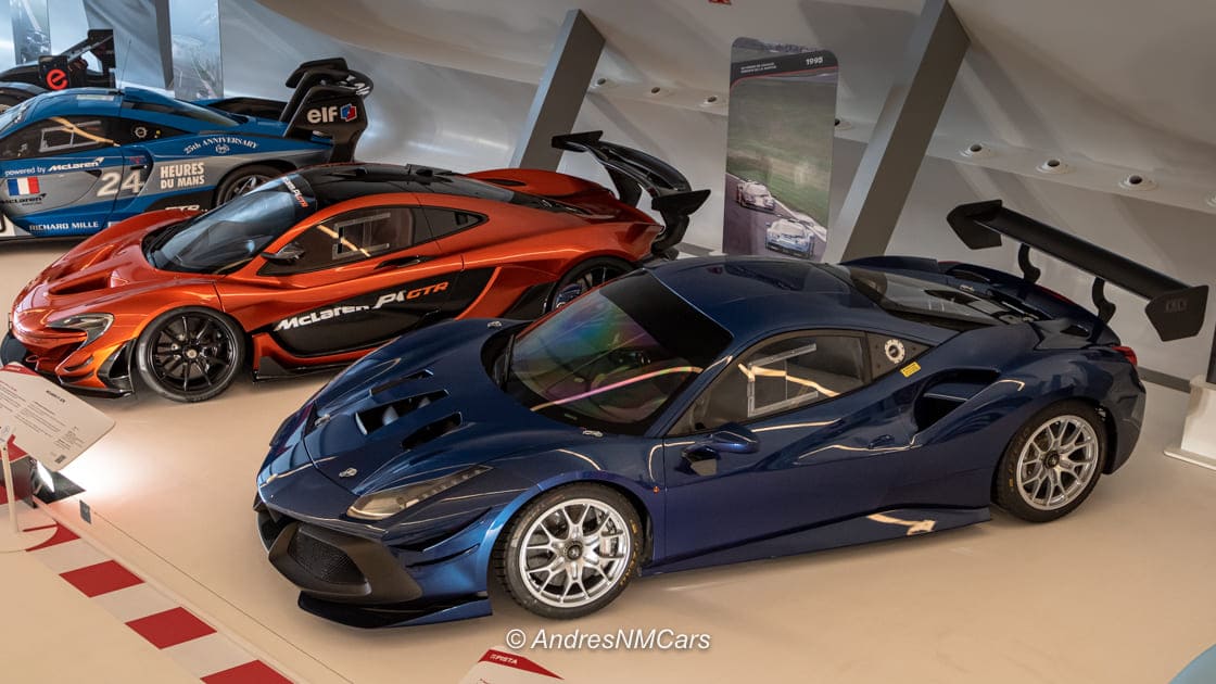 McLaren P1 GTR y Ferrari 488 Challenge EVO en la exposición De la Pista al Asfalto de Mobility City