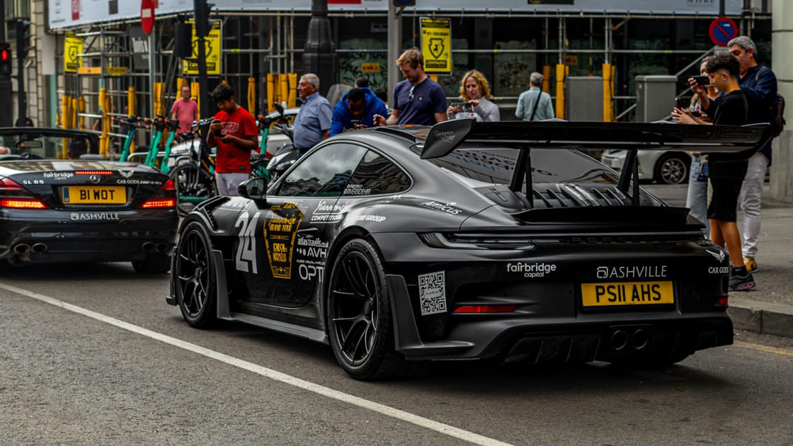 Porsche 992 GT3 RS participante en la Yiannimize Gran Tour 2024 en Madrid