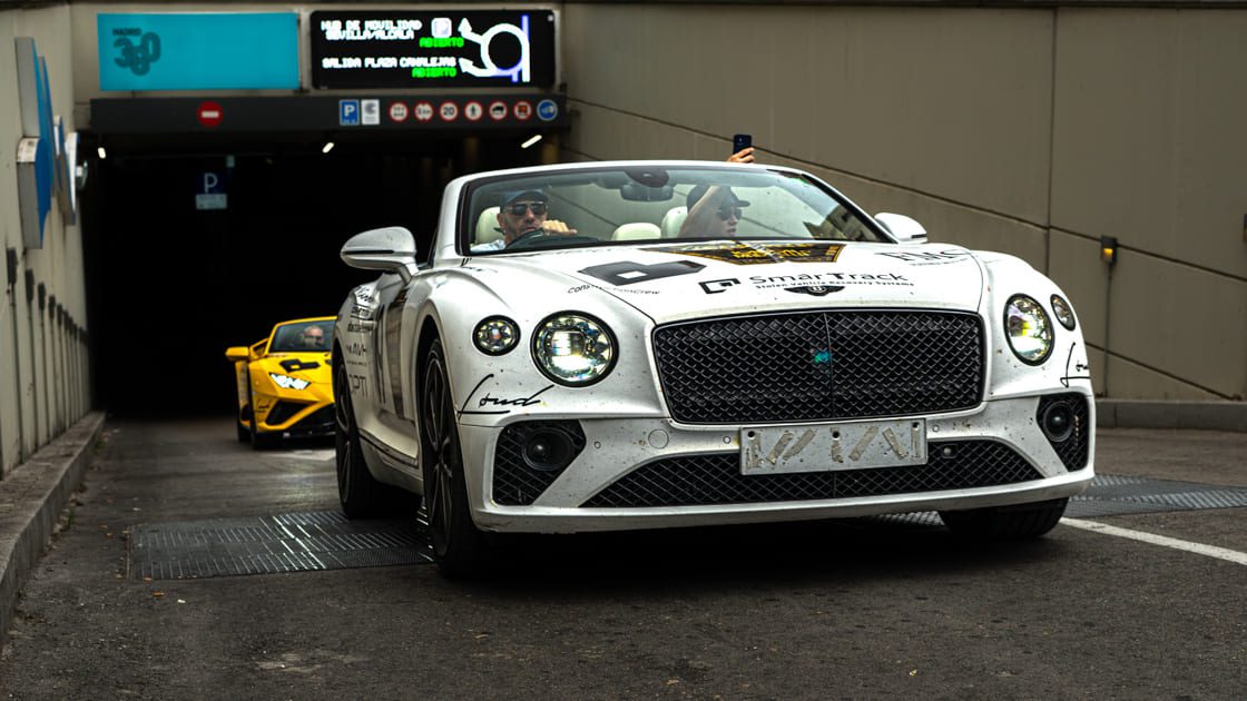 Bentley Continental GT saliendo del Hotel Four Seasons en Madrid