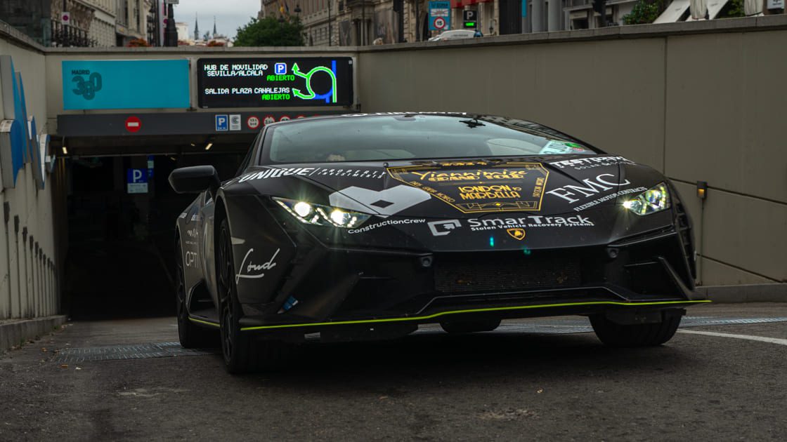 Lamborghini Huracán Técnica saliendo del Hotel Four Seasons en Madrid participante en la Yiannimize Gran Tour 2024