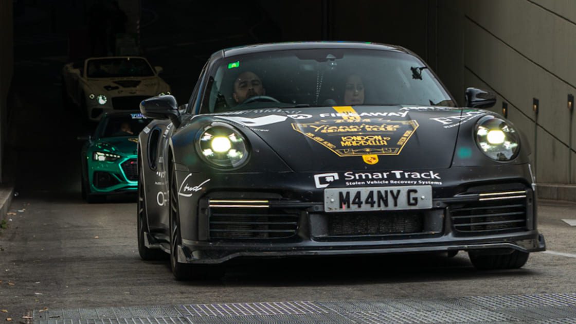 Porsche 911 Turbo saliendo del Hotel Four Seasons en Madrid participante en la Yiannimize Gran Tour 2024