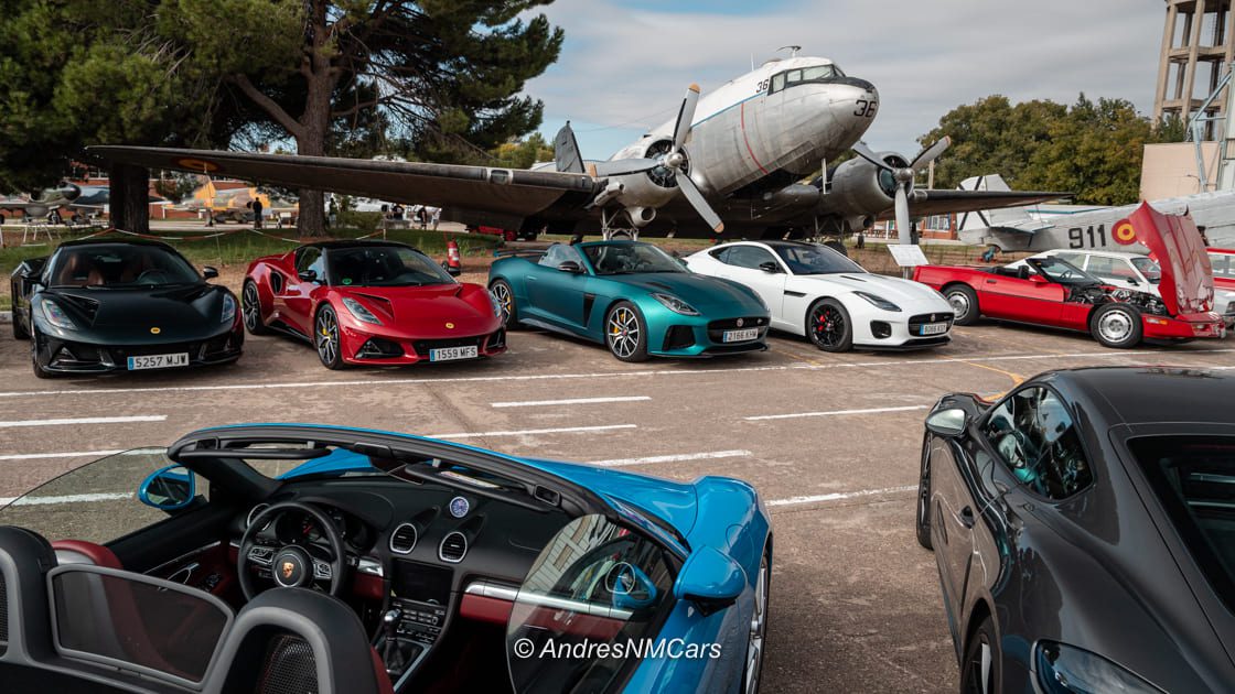 Lotus Emira y Jaguar F-Type en el evento Cars & Planes organizado por Roadstr y The Vintage Grand Tour