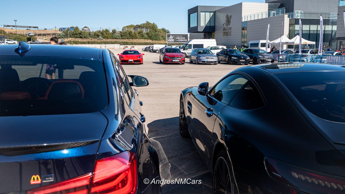 Parking del Trackday de Superdeportivos organizado por Últimavuelta en el circuito del Jarama