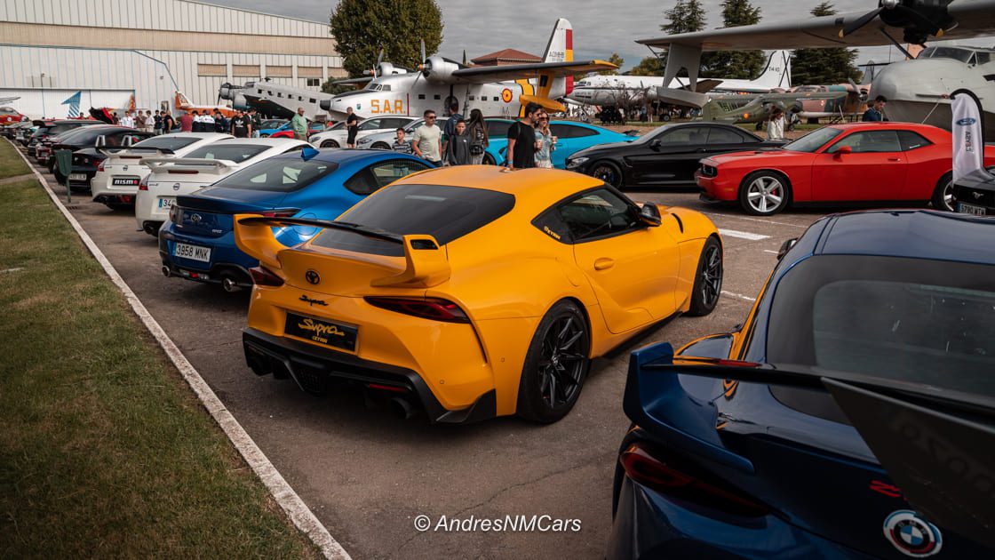 Toyota Supra en el evento Cars & Planes organizado por Roadstr y The Vintage Grand Tour