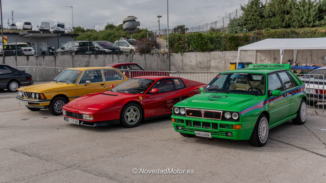 Parking de coches clásicos en el Circuito del Jarama