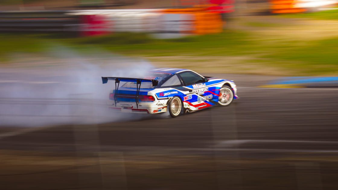 Coche haciendo Drift e el evento de Drift Spain realizado en el Circuito del Jarama