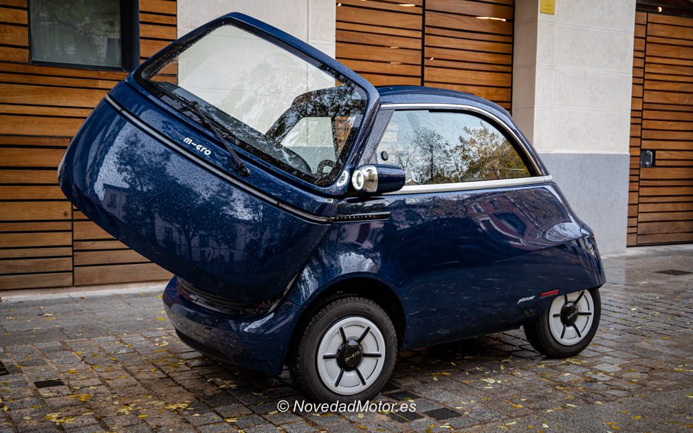 Microlino con la puerta abierta