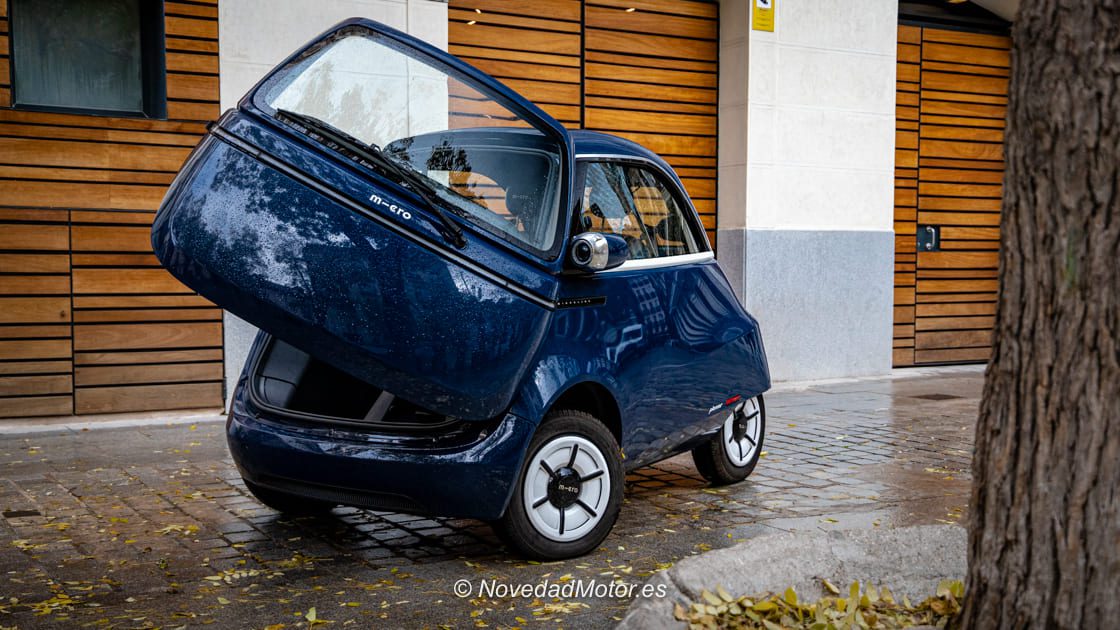 Microlino con la puerta abierta