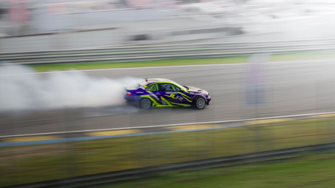 Coche haciendo Drift e el evento de Drift Spain realizado en el Circuito del Jarama