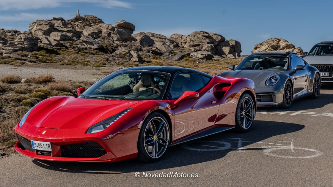 Ferrari 488 y Porsche 911 participantes en la Ruta Desert to Coast en Almería