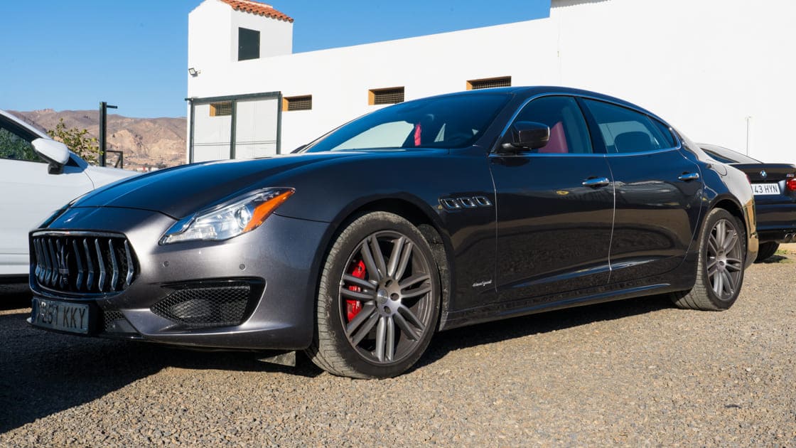 Maserati Quattroporte en el evento en el que Carrera del Desierto debuta como Club Deportivo en su última ruta en Almería