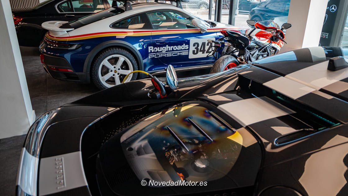 Ferrari SF90 y Porsche 911 Dakar en ICONIC Motor Gallery
