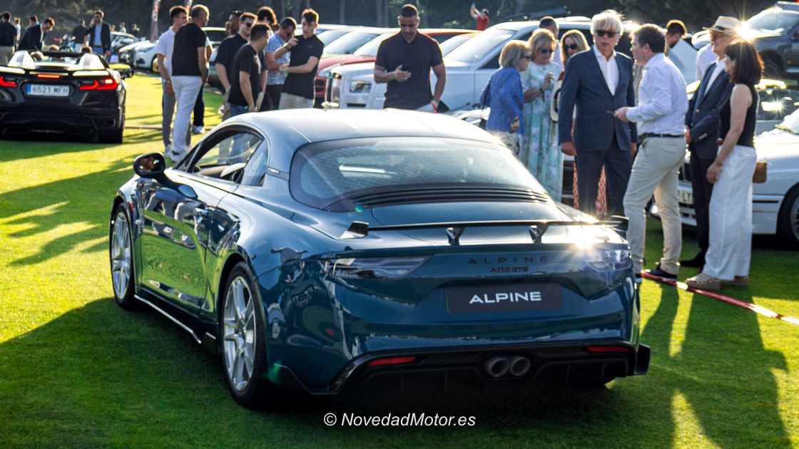 Alpine A110 de Alpine Atelier Barcelona desfilando en Autobello Barcelona 2025