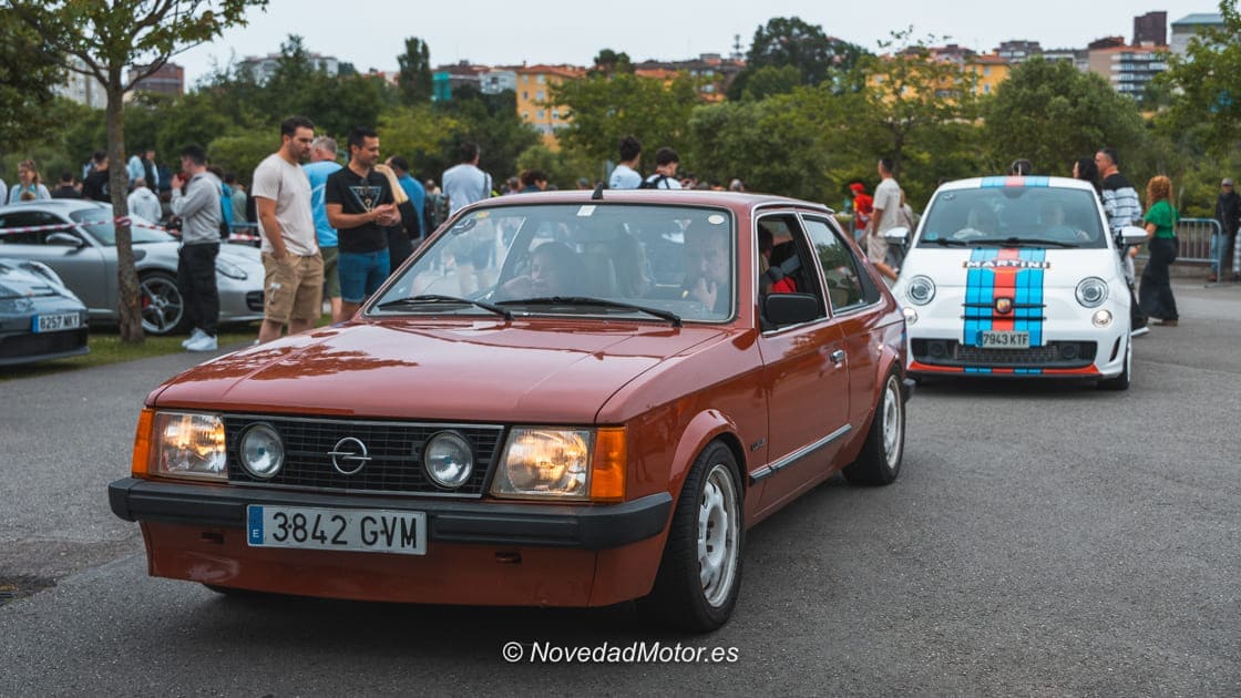 Coches Clásicos en Supercars Drivers Community 2025 en Santander