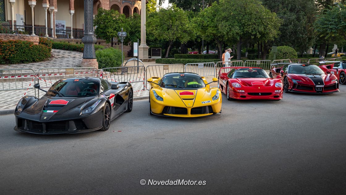 Dos LaFerrari, un Ferrari F50 y un Ferrari SF90 XX en la Ferrari Cavalcade 2025 en Sevilla