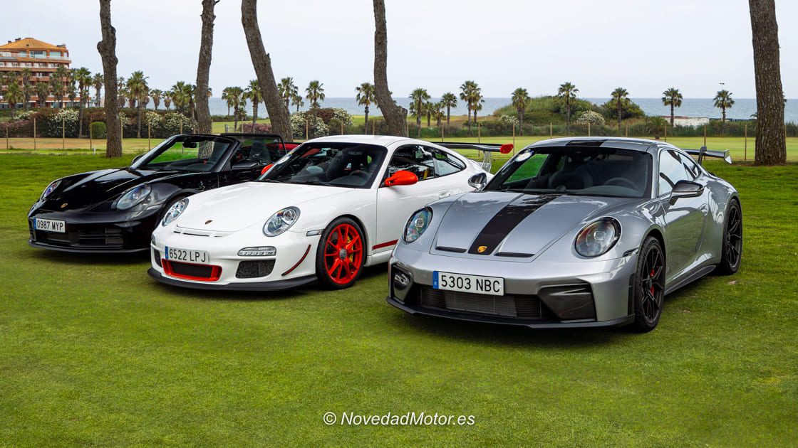 Exposición de Porsche con un Porsche GT3, un Porsche GT3 RS y un Porsche 911