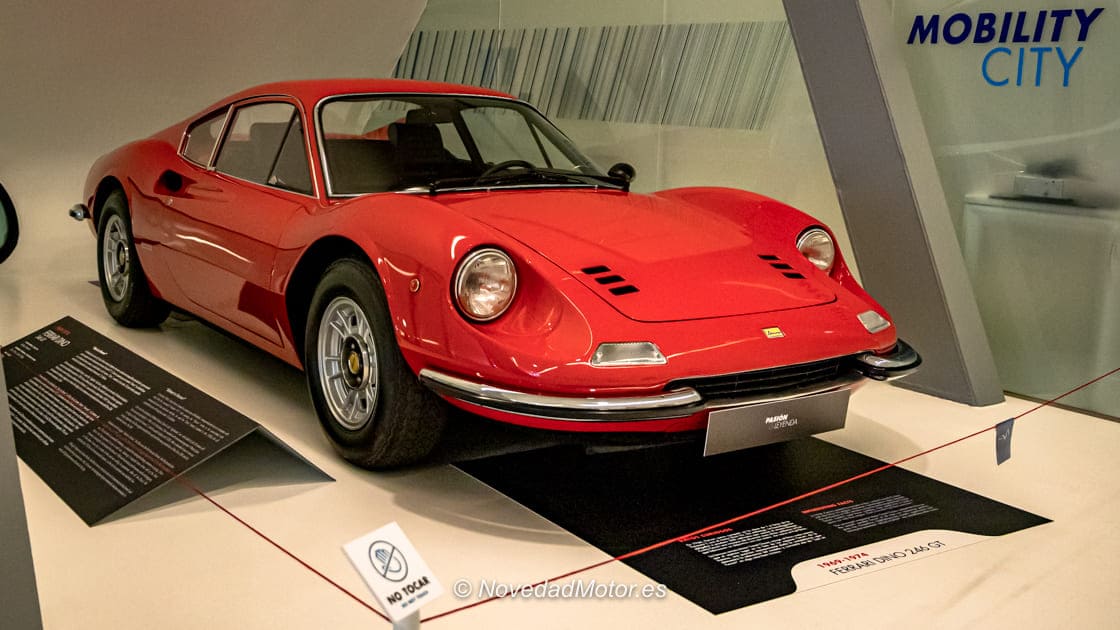 Dino en la exposición Pasión y Leyenda Ferrari de Mobility City Zaragoza