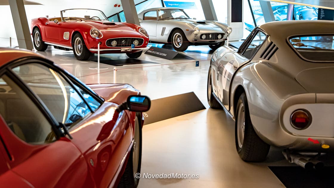 Ferrari 250 GT y 250 GT California en la exposición Pasión y Leyenda Ferrari de Mobility City Zaragoza