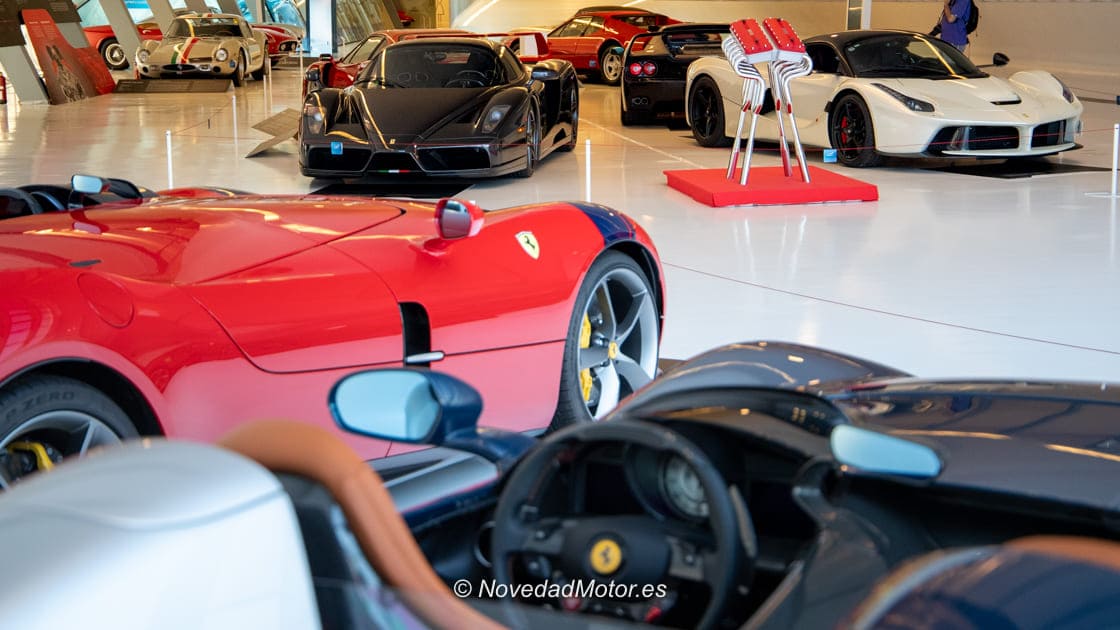 Exposición Ferrari de Mobility City Zaragoza
