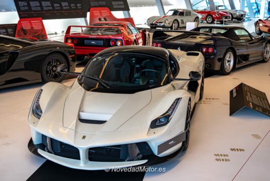 Exposición Pasión y Leyenda Ferrari de Mobility City Zaragoza