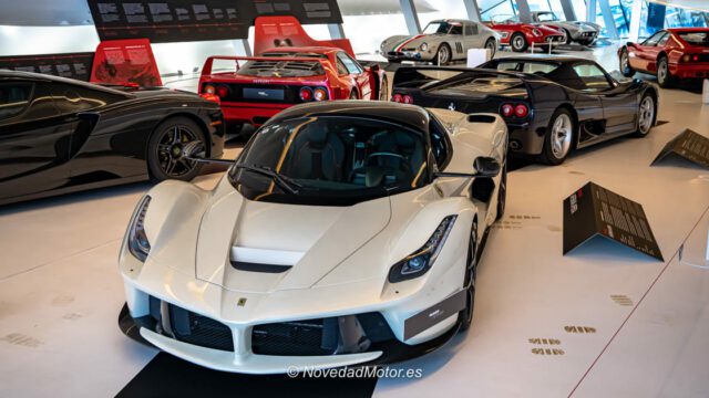 Exposición Pasión y Leyenda Ferrari de Mobility City Zaragoza