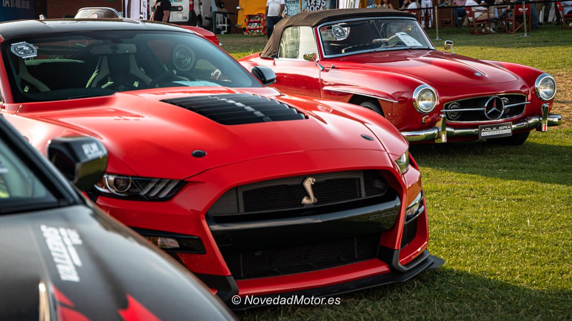 Ford Shelby GT500 y Mercedes-Benz 190 en Autobello Madrid 2025 celebrado en Golf Park Madrid