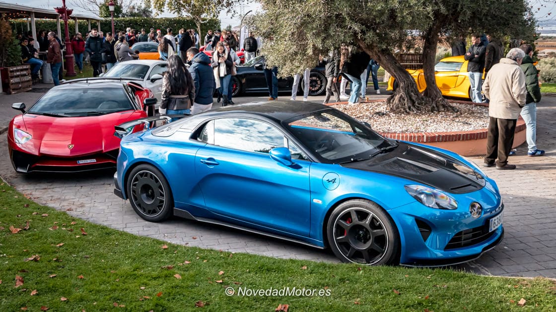 Alpine A110 R y Lamborghini Aventador SV rodeados de público en el Evento Navideño RoadStr Christmas Breakfast