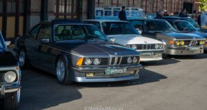 Fila de BMW clásicos alineados en Autopía en Brocante en el exterior del Museo del Ferrocarril de Madrid