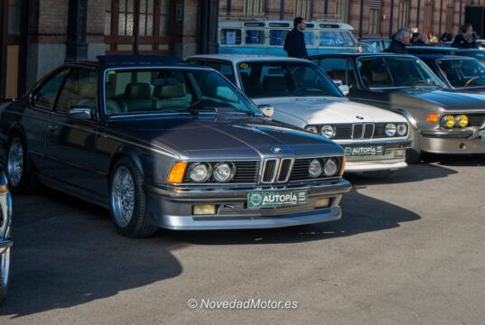 Fila de BMW clásicos alineados en Autopía en Brocante en el exterior del Museo del Ferrocarril de Madrid